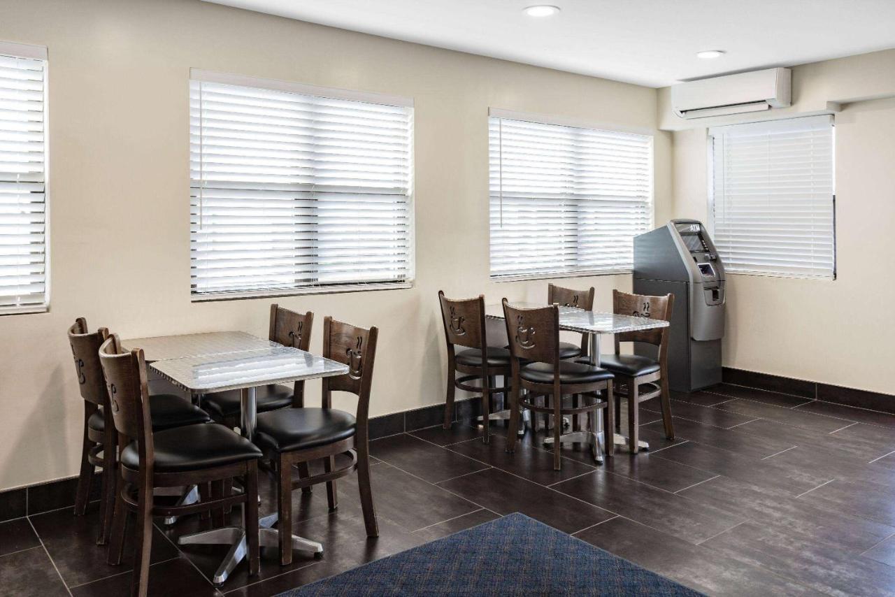 Super 8 By Wyndham Lindenhurst Kültér fotó